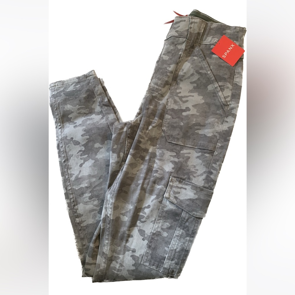 NWT-Spanx camo cargo pants, form fitting. Size Small Petite